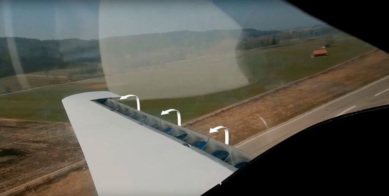 Gestartet wird senkrecht, wie ein Helikopter. In der Luft werden dann die Rotoren geschwenkt und der Lilium Jet geht in den Vorwärtsflug über und fliegt mit Flügelauftrieb (Lilium)