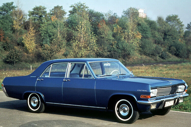 Die Präsentation des Kapitän A erfolgte im Februar 1964. Er war das Einstiegsmodell in die neue Oberklasse von Opel. Ab 1965 war der vorher dem Diplomat vorbehaltene 4,6-Liter V8 auch für den Kapitän erhältlich. Nach einer Modellpflege im Jahr 1967 lief die erste KAD-Reihe im Dezember 1968 aus. Vom Kapitän A wurden bis dahin 24.249 Einheiten verkauft. (Foto: Opel)
