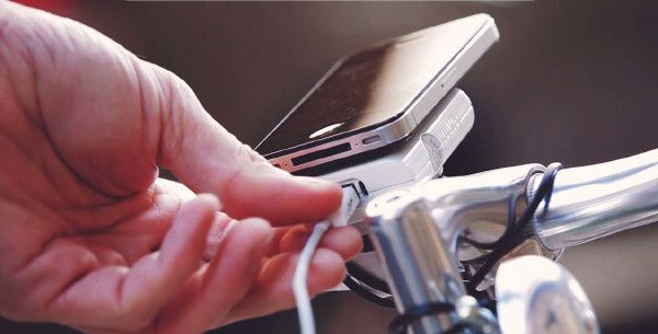 und ein Ladegerät fürs Smartphone (FlyKly)