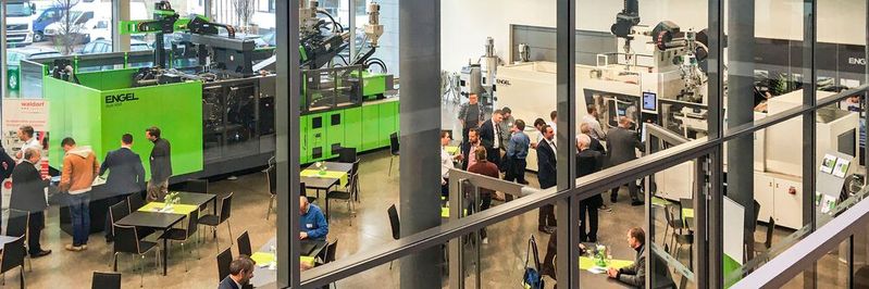 Die Mischung aus Präsentationen, Live-Exponaten und Partnerausstellung macht die med.con zu einem begehrten Netzwerktreffen für die Kunststoffverarbeitung in der Medizintechnik. Die Mischung aus Präsentationen, Live-Exponaten und Partnerausstellung macht die med.con zu einem begehrten Netzwerktreffen für die Kunststoffverarbeitung in der Medizintechnik.
