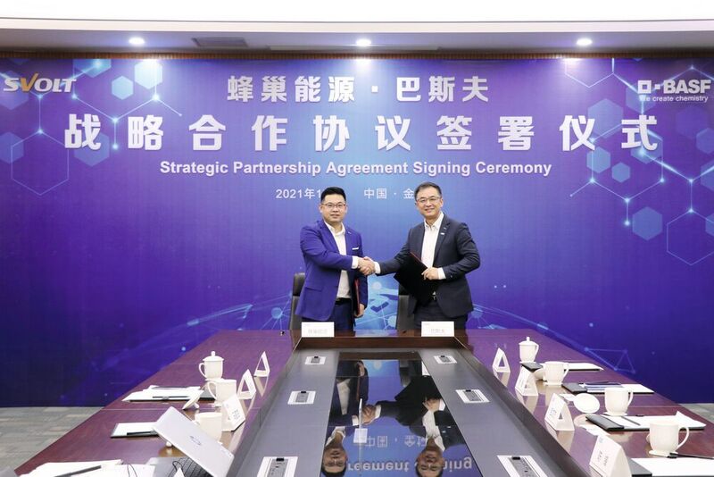 Yang Hongxin, Chairman und CEO von Svolt (links) und Jay Yang, CEO von BASF Shanshan Battery Materials (rechts) unterzeichnen die Vereinbarung.  (BASF)