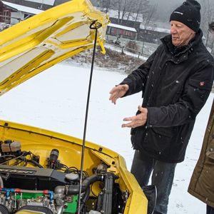 Kürzlich im Bayerischen Wald: Walter Röhrl und Günther Irmscher Junior beim Quasi-Wiedersehen: Einen Commodore GS/E ähnlich dem, den der Weltmeister einst 1973 pilotierte, hat der Sohn des Firmengründers neu aufgebaut.(Bild:  Irmscher)