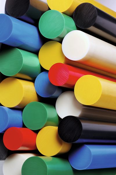 Medical-Grade-Kunststoffe sind in verschiedenen Typen und Farben ISO-10993-4- und USP-Class-VI-getestet und erfüllen somit die hohen Anforderungen für den Einsatz als spanabhebend hergestelltes Bauteil in der Medizintechnik. (Bild: Faigle)