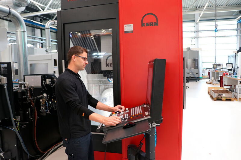 Skilled worker Dejan Laznik likes to work with the Kern Micro HD. It is easy to use and guarantees results without any rejections. (Kern Microtechnik)