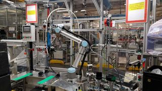 Cobots in der Produktion: Hella setzt in der Vorproduktion und der Endmotage auf Cobots. (Hella)