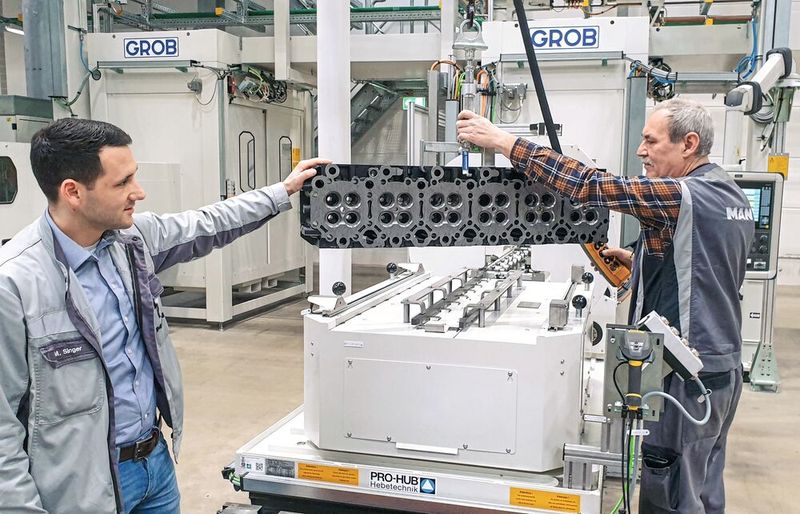 For process planner Marco Singer (left), the cylinder head with its six cylinders and 24 valves is the head of the engine. (Image:Mapal)