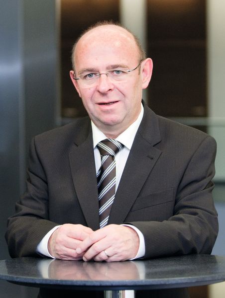 Heinz Schmid, Geschäftsführer Greiner Bio-One: „Da wir hier am Standort Frickenhausen mit über 13 GWh pro Jahr so viel elektrische Energie verbrauchen wie 3.500 Haushalte, sind wir gegenüber den nachfolgenden Generationen zur Rechenschaft verpflichtet.“ (Bild: Greiner Bio-One)