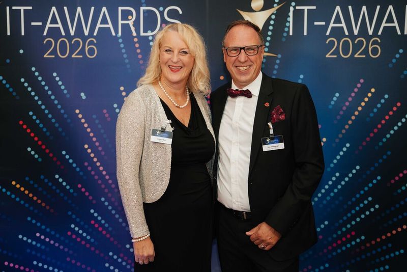 Christina Betz und Dirk-Jan Bösinger von Red Hat strahlen um die Wette. (Bild: Manuel Emme Fotografie)