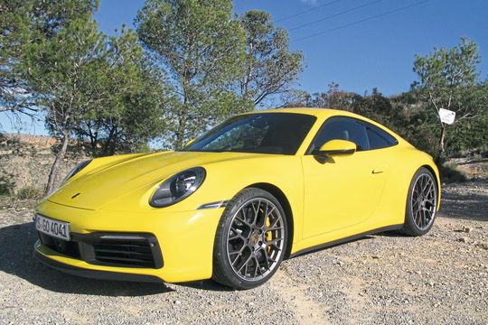 Der neue Porsche 911 Carrera ist in vielen Punkten noch ein bisschen besser als sein vermeintlich perfekter Vorgänger. Vor allem aber ist er breiter und stämmiger geworden. Das gab’s vor vielen Jahren beim Elfer schon einmal. Und auch sonst zitiert der Neue in Sachen Design gerne seinen Ahnen.(Bild:  Dominsky)