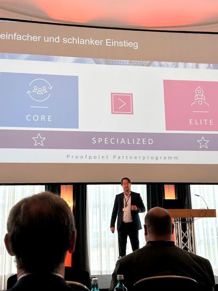 Für Proofpoint stellte sich Ingo Schäfer auf die Bühne der Eventlocation.  (Bild: IT-BUSINESS)
