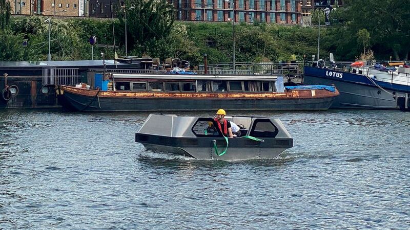 2018 ist das Roboat-Projekt mit kleineren Testbooten gestartet. Mittlerweile gibt es einen ersten 1:1-Prototypen, die in einem Hafenbecken in Amsterdam getestet wird.