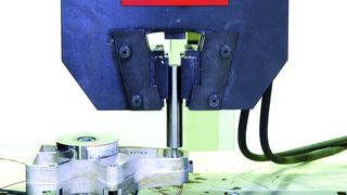 Bild 1: Bei Gussteilen aus magnetischen Magnesiumlegierungen kann die mechanische Belastung im Wirbelstromverfahren online erfasst werden. Zur Prüfung wurde ein Radträger einer definierten Belastung ausgesetzt. (Bild: IW)