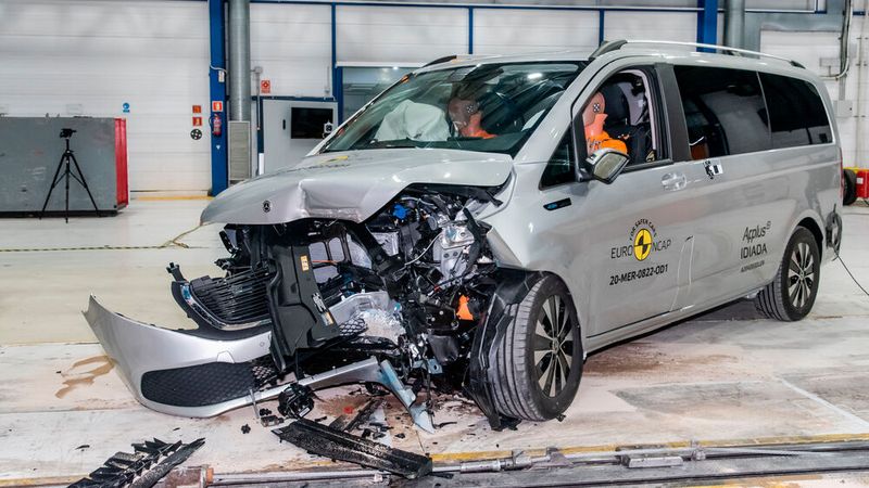 Der Mercedes-Benz EQV, die vollelektrische Version der V-Klasse, erhielt auch die Höchstwertung und zeigte damit das gleiche Sicherheitsniveau wie ihr Schwestermodell. (Bild: Euro NCAP)