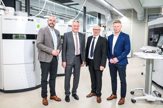 v.l.n.r.: Jan Löfving (CEO Prototal Industries) Wolfgang Humml und Hannes Hämmerle (Geschäftsführer 1zu1) und Ronnie Petersson (Director Sales & Marketing Prototal Industries)(Bild:  1 zu 1)