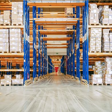 adobestock-85713865-zixp-40ck-kontraktlogistik-1000x563v1 (Bild: © Zixp@ck/stock.adobe.com)