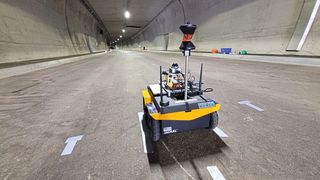 Ein fahrender Roboter bei Tests in einem Tunnel. (Bild: IFG - TU Graz)