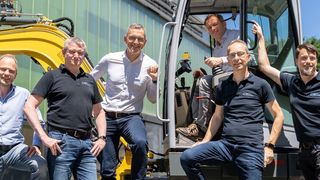 Georg Hornegger, Helmut Kogler, Bernd Winkler, Reinhard Thor, Andreas Plöckinger und Paul Foschum (v.l.) sehen im CPS-Ventil ein großes Potenzial für Mobile Maschinen und Spritzgussmaschinen.  (Bild: Pecksteiner/LCM)
