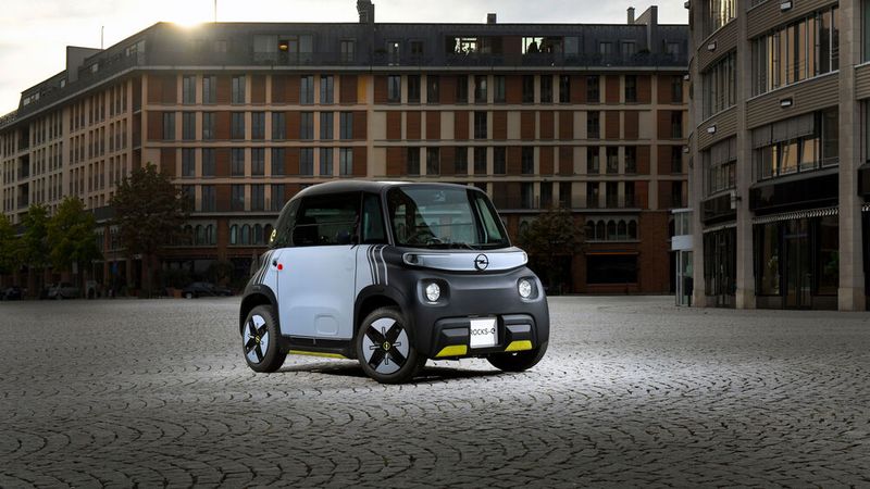 Vorne zwei Kulleraugen mit LED-Technik, die Andeutung des neuen Vizor-Grills, dazwischen zwei gegenläufig öffnende Türen, die Scheiben rundum so steil wie die Eigernordwand. (Bild: Opel)