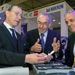 Prof. Dr. Konrad Wegener (li, ETH Zürich) und Matthias Böhm (re, Chefredaktor SMM), am Tag vor der Prodex-Award-Verleihung, lassen sich am Stand von Hansueli Kasper (Werkzeugspezialist Verkaufsverantwortlicher Schweiz) den Hochleistungsfräser erklären.