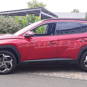 Selbstbewusste Erscheinung: Die aktuell vierte Generation des Tucson entspricht dem europäischen Geschmack. Auch groß gewachsene Europäer finden in dem 4,5 Meter Plug-in-SUV vorne und gerade auch hinten (bis zwei Meter Körpergröße ausreichende Kopffreiheit!) ein bequemes Plätzchen. Rund 50 Kilometer rein elektrische Reichweite schafft der Hyundai. Der entsprechende 13,8-kWh-Akku auf Lithium-Polymer-Basis ist im Mitteltunnel untergebracht.(Bild:  Dominsky – VCG)