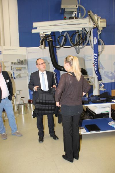 Mit einem sogenannten Alterssimulationsanzug soll die Leistungsfähigkeit eingeschränkt werden. (Bild: Sonnenberg)