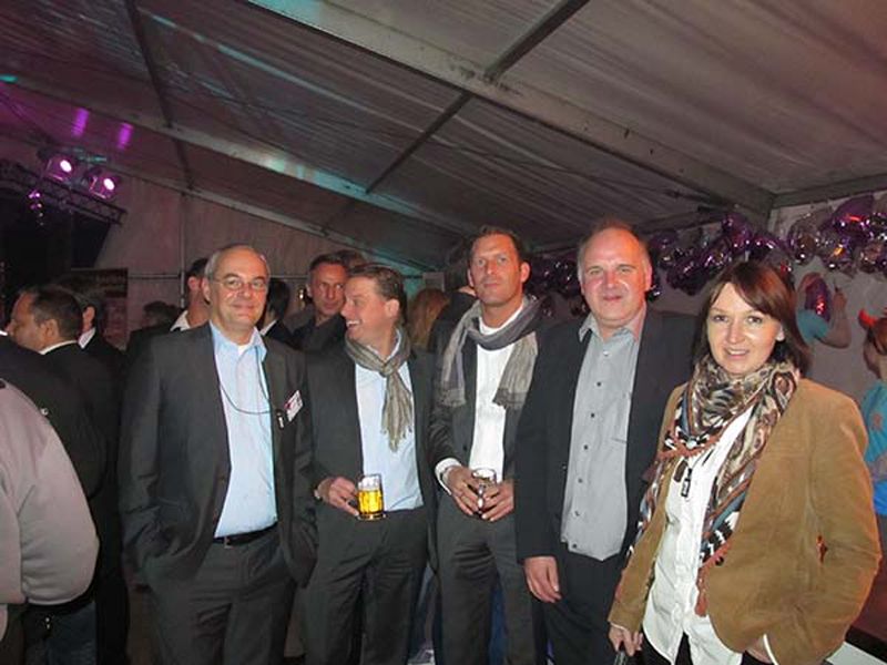 (v.l.) Klaus Stötzel (OCZ), Marcus-Gornowicz (SanDisk), Ulf Kilper (Devil), Karsten und Bettina Niedringhaus (Memoryworld) (Archiv: Vogel Business Media)