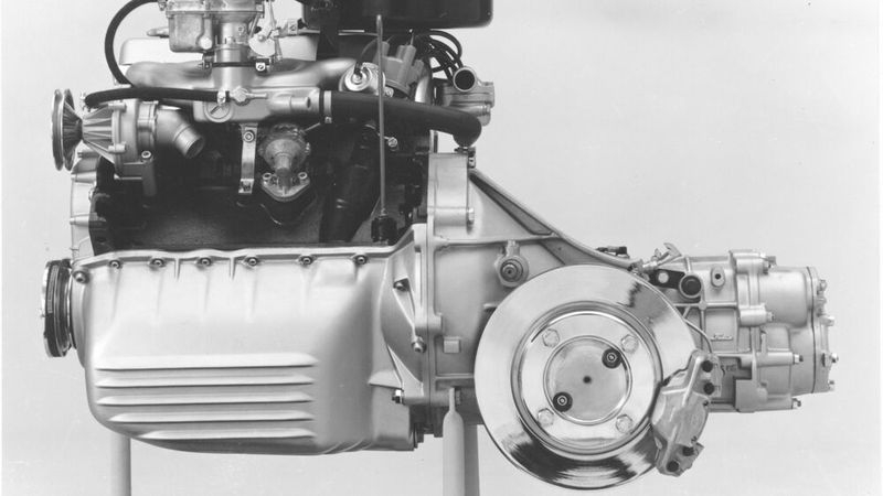 Das komplette Antriebsaggregat des Audi. Hierbei gut zu erkennen: die innenliegende, am Getriebe angebrachte Scheibenbremse. Wie alles im Leben hatte diese Ausführung Vorteile (deutlich geringere ungefederte Massen an den Rädern, gute Wärmeableitung), aber auch Nachteile (größerer Arbeitsaufwand beim Erneuern der Scheiben). Welches Prinzip sich letztlich durchsetzte, ist bekannt. (Bild: Audi)