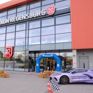 Ein Hauch von Motorsport in der Fußballarena - das Jahnstadion in Regensburg - wohin die Kfz-Innung zur ihrem Herbstforum einlud. (Bild:  Zietz - VCG)