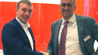 v.l. Sebastian Hilscher, Division Manager Development bei Hilscher, und Stefan Angele, Geschäftsführer von Systemtechnik Leber, geben auf der SPS IPC Drives 2018 ihre Zusammenarbeit bekannt. (Leber)