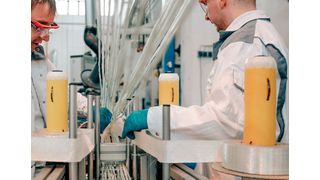 Verstärkung von der Rolle! Hier bereiten zwei Experten vom Fraunhofer IWU in Chemnitz einen Pultrusionsprozess vor. Erfahren Sie hier, was sich in letzter Zeit bei diesem wirtschaftlichen Herstellungsverfahren für faserverstärkte Kunststoffprofile so alles getan hat ... (Bild: Fraunhofer IWU)