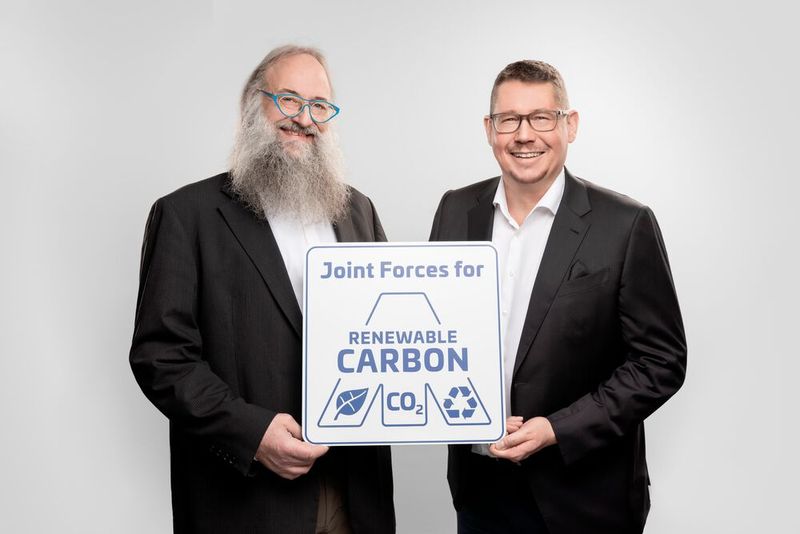 Michael Carus (links) und Lars Börger (rechts) setzen sich zukünftig gemeinsam mit dem Nova-Institut für erneuerbaren Kohlenstoff ein, um Fortschritte auf dem Weg in eine grünere und fossilfreie Zukunft zu erzielen.  (Bild: Christian Daitche/ Nova-Institut)