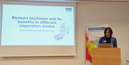 Dr. Feiyang Li zeigte die Vorteile von (Bio)inerte Säulen in verschiedenen Trennmodi.(Bild:  VCG – Lüttmann)