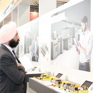 Die Internationalistät ist ein großer Vorteil der Hannover Messe, wie diese Bild am Stand von Pilz beweist.
