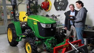 Zwei Experten vom Lehrstuhl für Robotersysteme der RPTU in Kaiserslautern stehen vor einem mit Sensoren, KI und Kameras ausgerüstetem Kleintraktor. Das Nutzfahrzeug kann so autonom agieren. Noch mehr davon kann man in Halle 2 auf der Hannover Messe erleben ... (Bild: RPTU / Th. Koziel)