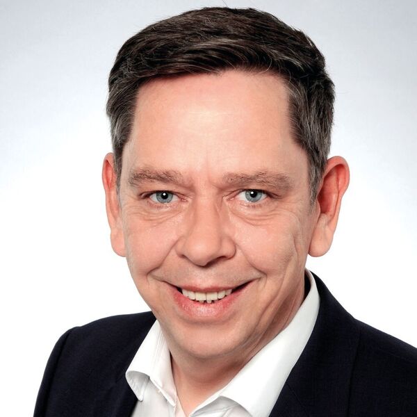 „ML & KI sind grade für KMU abstrakte Begriffe. Anbieter von ML/KI-Lösungen sollten aufklären, den Nutzen der Anwendung quantifizieren und in der Lage sein, die Lösung in eine Digitalisierungsroadmap zu verorten, da der Einsatz solcher Lösungen nur im Zuge einer ganzheitlichen Digitalisierungsstrategie für das Unternehmen Sinn macht,“ wünscht sich Frank Schreiber, Gründer von Fairdis.  (Fairdis)