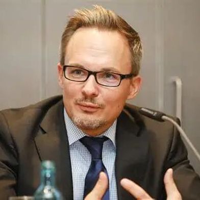 Dr. Oliver Möllenstädt hat eine klare Meinung zur geplanten „Plastikabgabe“ der Bundesregierung. Lesen Sie hier das Statement des GKV-Hauptgeschäftsführers zu dieser Politikeridee ... (Bild: GKV)