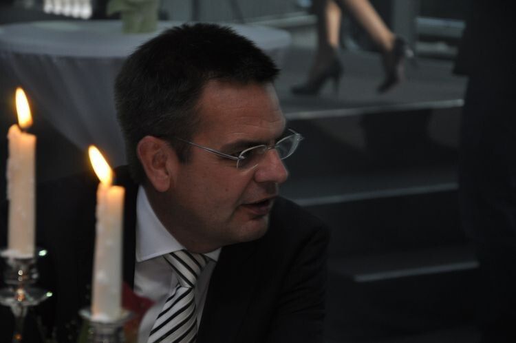 Trotz Fluglostenstreik fand Daniel Bartos,Vertrieb Mercedes-Benz Cars, den Weg nach Siegen. (Foto: Richter)