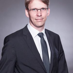 „Unsere Materialentwicklungen resultieren aus einer Mischung aus empirischen Erfahrungen und theoretischen Erkenntnissen“, erörtert Dipl.-Ing. Wolfgang Jung, zuständiger Metallexperte für Forschung und Entwicklung bei Wolfram Industrie. „Oft entsteht die Idee für ein neues Material oder einen neuen Prozess gemeinsam mit unseren Kunden. Hier gibt es in der Regel klare Anforderungen. Bei der Umsetzung ist dann auch die Zusammenarbeit mit Universitäten sehr wertvoll für uns.“