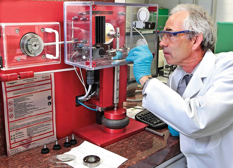 Der demografische Wandel ist voll im Gang: Die deutschen Belegschaften werden immer älter und es mangelt an jungem Nachwuchs. Deshalb ist es wichtig, ältere Kollegen so lange wie möglich an das eigene Unternehmen zu binden. (Bild: Bosch)