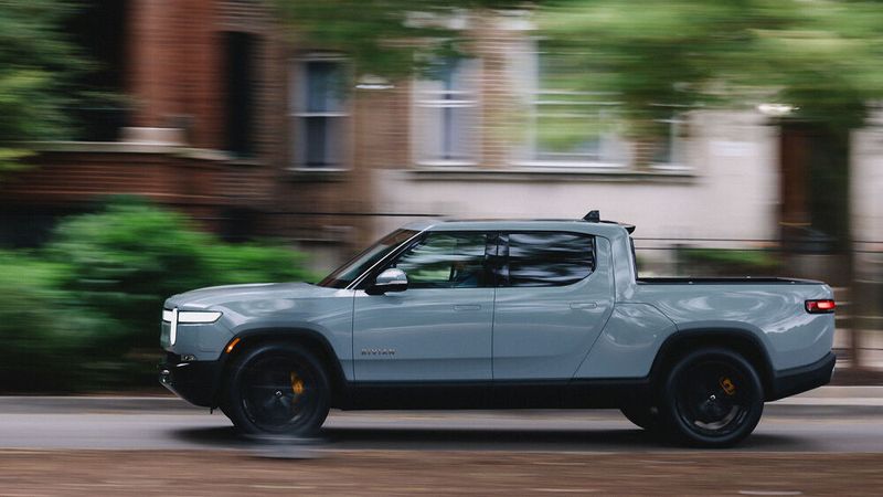 Zwar wirkt der R1T nicht ganz so weit aus der Zukunft geholt wie der Cybertruck, futuristisch ist der Pritschenwagen aber allemal. (Bild: Rivian)