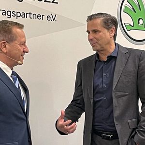 Hoher Besuch: Skoda-Vorstandsvorsitzender Klaus Zellmer (r.) erläuterte auf der Tagung die Positionen des Herstellers.(Bild:  Grimm – »kfz-betrieb«)