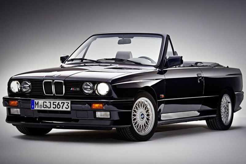 Seit 2010 haben die von 1985 bis 1993 gebauten, offenen Fahrzeuge der Baureihe E30 von BMW ihren Wert verdoppelt. Derzeit werden knapp 10.000 Euro fällig. (Foto: BMW)