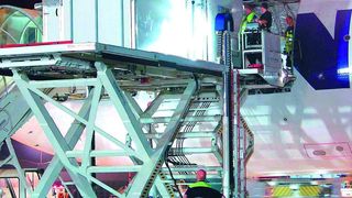 Die Frachtabfertigungsfahrzeuge mit Scherenhubtisch von Windhoff Cargo Master ergänzen seit September die Laweco-Produktlinie für die Abfertigungskette an Flughäfen.Bild: Laweco (Archiv: Vogel Business Media)