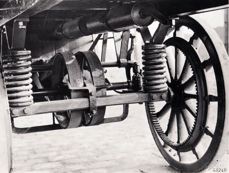 Bereits die erste Version von Daimlers Lkw besaß die heute noch vor allem in Baufahrzeugen üblichen Außenplanetenachsen. Dabei schickt das Riemengetriebe die Kraft des Motors auf eine quer (zur Längsachse des Wagens) montierte Welle, deren beide Enden mit einem Ritzel versehen sind. (Bild: Daimler Truck AG)