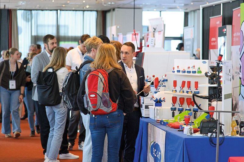 An den Ständen holten sich die Besucher Infos zu Laborausrüstung und Analysemethoden.  Mehr Infos zu den kommenden LAB-SUPPLY-Messen finden Sie auf www.lab-supply.info (Bild: Stefan Stark)