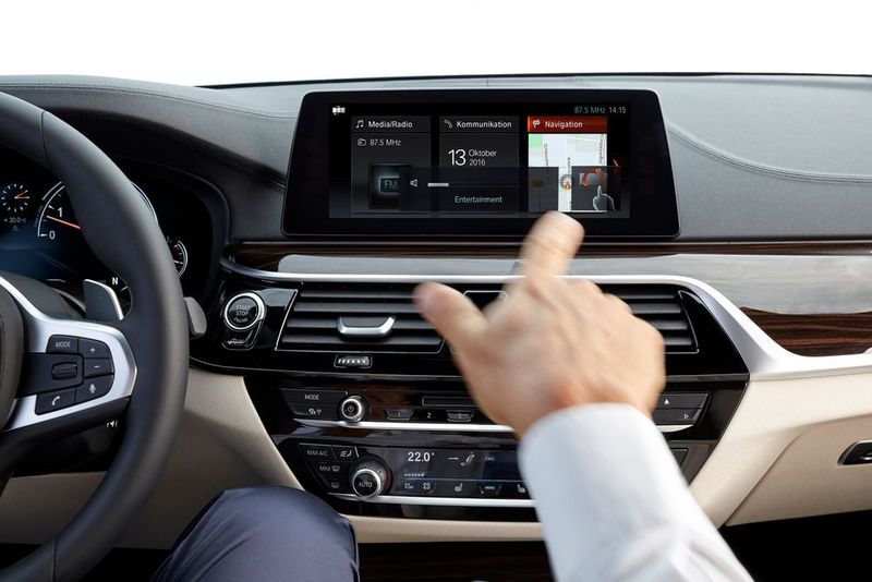 Auch die Gestensteuerung stammt vom großen Bruder. (BMW)