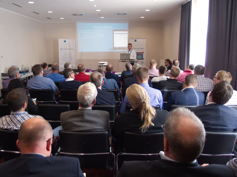 Dominik Schlosser (C4B) erklärt den Kunden, was sich im Backend getan hat. (C4B)