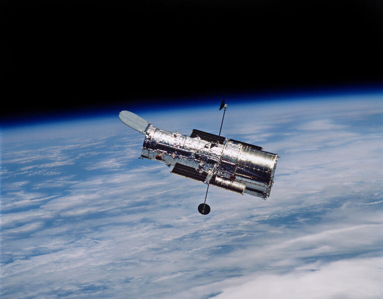 Hubble in seiner Position rund 600 Kilometer über der Erdoberfläche (NASA/STScl)