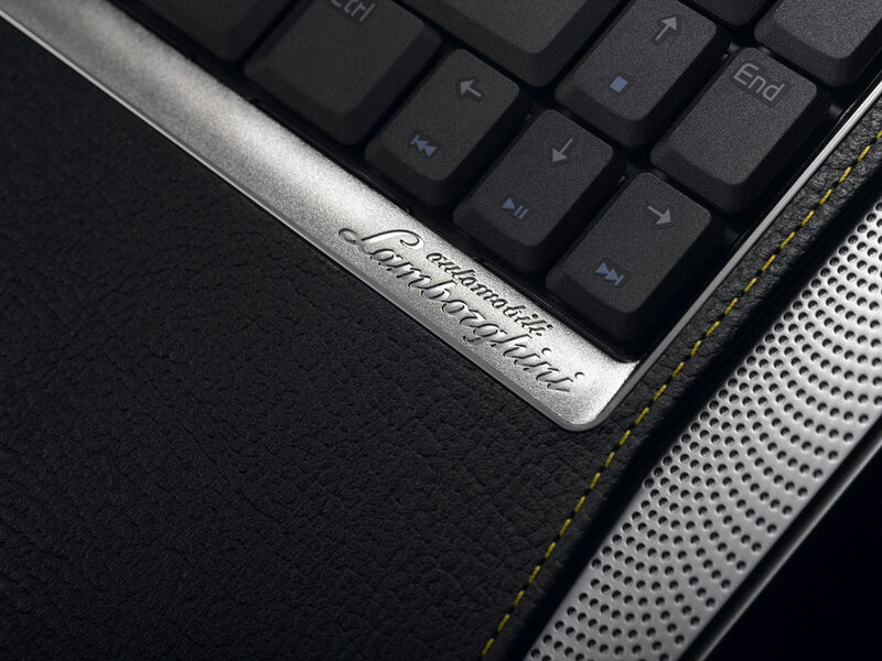 Der Lamborghini-Schriftzug und Lederapplikationen neben der Tastatur erhöhen den optischen Reiz der VX2-Serie. (Archiv: Vogel Business Media)