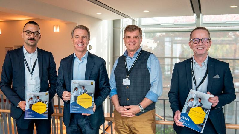  V. l.: David Sosto Archimio (IfA), Helmut Eifert, Jens Nietzschmann (beide DAT) und Prof. Dr. Stefan Reindl bei der Präsentation der Studie.(Bild:  IfA/DAT)